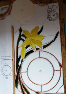 Sarga-viragos-tiffany-ora-uvegdekor.hu-02